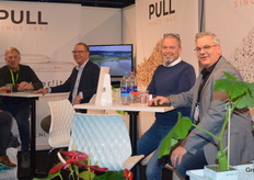 'Piet Perliet' (in the middle) in conversation at Pull Rhenen.